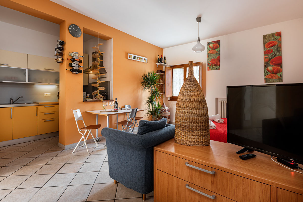 soggiorno più cucina dell'appartamento della Casa Vacanze Alessandro a Greve in Chianti
